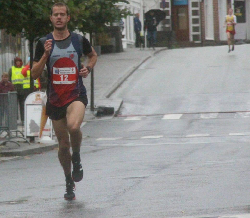 Frode Stenberg og Mona Brundtland vant NM maraton i regntunge Risør IMG_2134AfgoerelsenHovedgaden.jpg