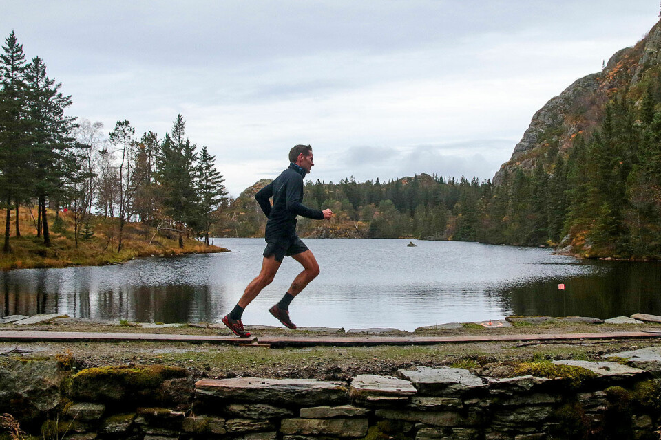 En av løperne passerer demningen ved Storavatnet, en av de flate passasjene i løpet. (Alle foto: Arne Dag Myking) En av løperne passerer demningen ved Storavatnet, en av de flate passasjene i løpet. (Alle foto: Arne Dag Myking)