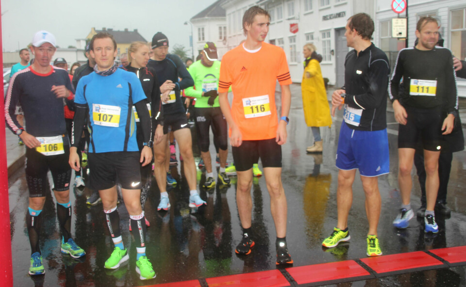 Frode Stenberg og Mona Brundtland vant NM maraton i regntunge Risør IMG_1959HalvStart.jpg