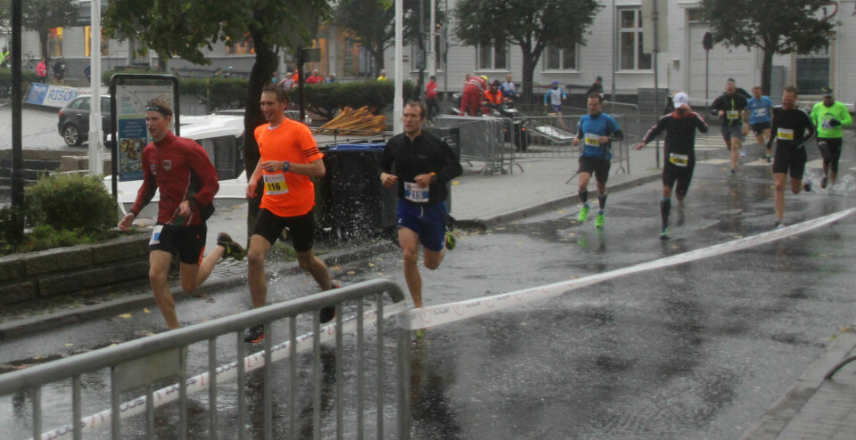 Frode Stenberg og Mona Brundtland vant NM maraton i regntunge Risør IMG_1960HalvStartenErGaaet.jpg