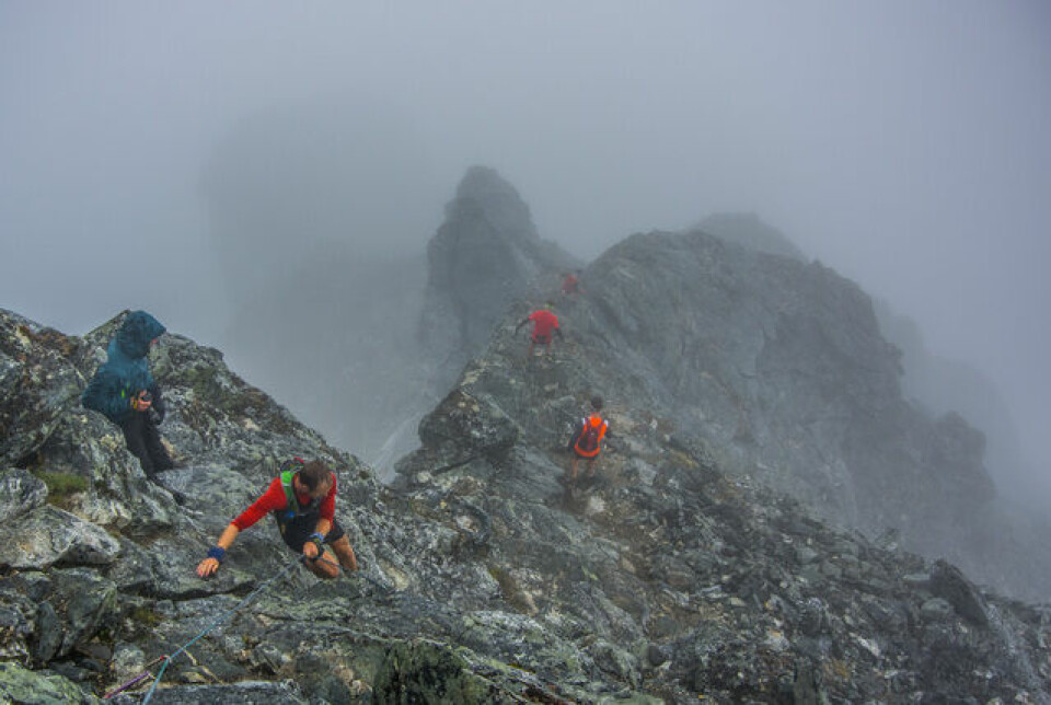 Jonathan Albon og Emelie Forsberg vant Tromsø SkyRace i regn og tåke Jonhatan on the top_640x428.jpg