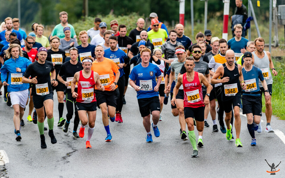 Starten på maraton der vi blant annet ser vinneren i kvinneklassen, Cathrime Melsom Walle med nr 442. Supermann er Tjøme Løpeklubbs Caspar Rieber-Mohn som også har med stafettpinnen til Færd Kommunikasjon. (Foto: Christian Berg-Henry) Starten på maraton der vi blant annet ser vinneren i kvinneklassen, Cathrime Melsom Walle med nr 442. Supermann er Tjøme Løpeklubbs Caspar Rieber-Mohn som også har med stafettpinnen til Færd Kommunikasjon. (Foto: Christian Berg-Henry)