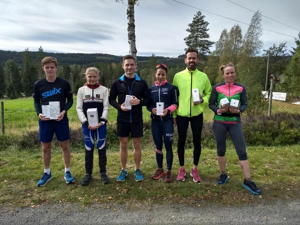 De tre beste i begge klasser på 9 km i Modilten 2019 med vinnerne Martin Håkenrud og Elise Mobrenna til venstre. Videre mot høyre toerne Kay Hemstad og Cathrine Andersen samt treerne Stian Krog og Susanne Skarvang Karlsen. (Foto: Lisbeth Irene Myhrer) De tre beste i begge klasser på 9 km i Modilten 2019 med vinnerne Martin Håkenrud og Elise Mobrenna til venstre. Videre mot høyre toerne Kay Hemstad og Cathrine Andersen samt treerne Stian Krog og Susanne Skarvang Karlsen. (Foto: Lisbeth Irene Myhrer)