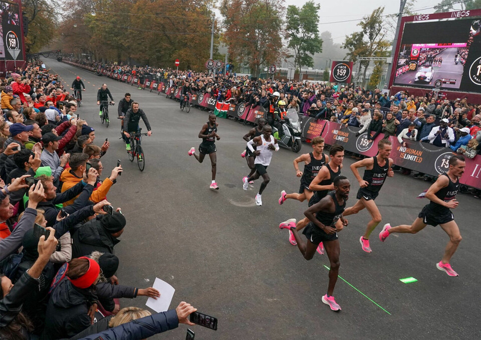 En letta og glad Eliud Kipchoge kryssa målstreken på 1.59.41 Eliud_Kipchoge_Ingebrigtsen.jpg