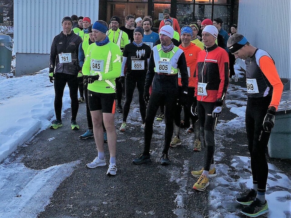 30 løpere, mer eller mindre vinterlig antrukket, gjør seg klare utenfor Prestrudhallen til siste løp forrige sesong. (Foto: Rolf Bakken) 30 løpere, mer eller mindre vinterlig antrukket, gjør seg klare utenfor Prestrudhallen til siste løp forrige sesong. (Foto: Rolf Bakken)