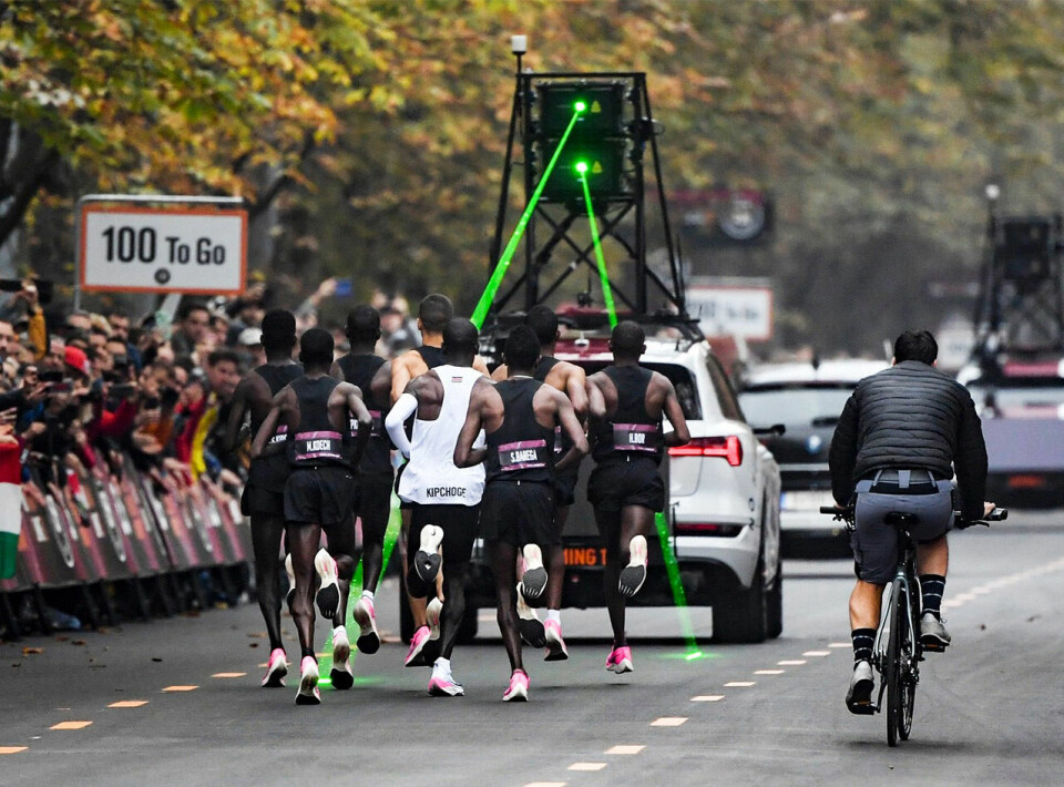 En letta og glad Eliud Kipchoge kryssa målstreken på 1.59.41 Eliud_Kipchoge_felt_bakfra.jpg