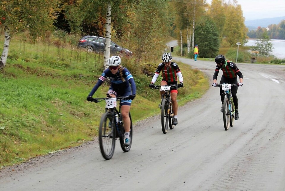 Marit Sveen, Romeriksåsen SK vant kvinnenes ritt rundt Dølisjøen. Her sammen med Trond Aastad og Lars Skogheim, begge Odal SK. (Foto fra Odal SK's facebookside) Marit Sveen, Romeriksåsen SK vant kvinnenes ritt rundt Dølisjøen. Her sammen med Trond Aastad og Lars Skogheim, begge Odal SK. (Foto fra Odal SK's facebookside)
