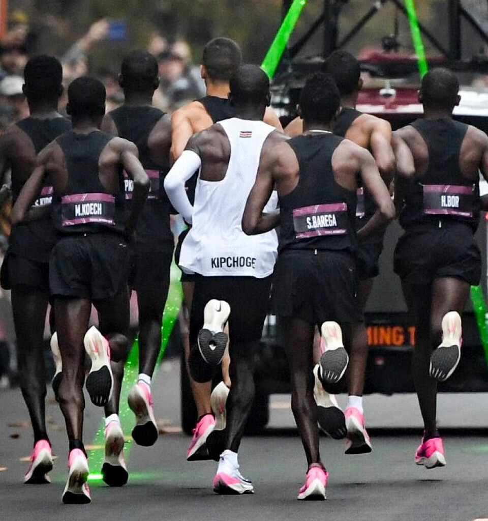 En letta og glad Eliud Kipchoge kryssa målstreken på 1.59.41 Eliuds_sko.jpg