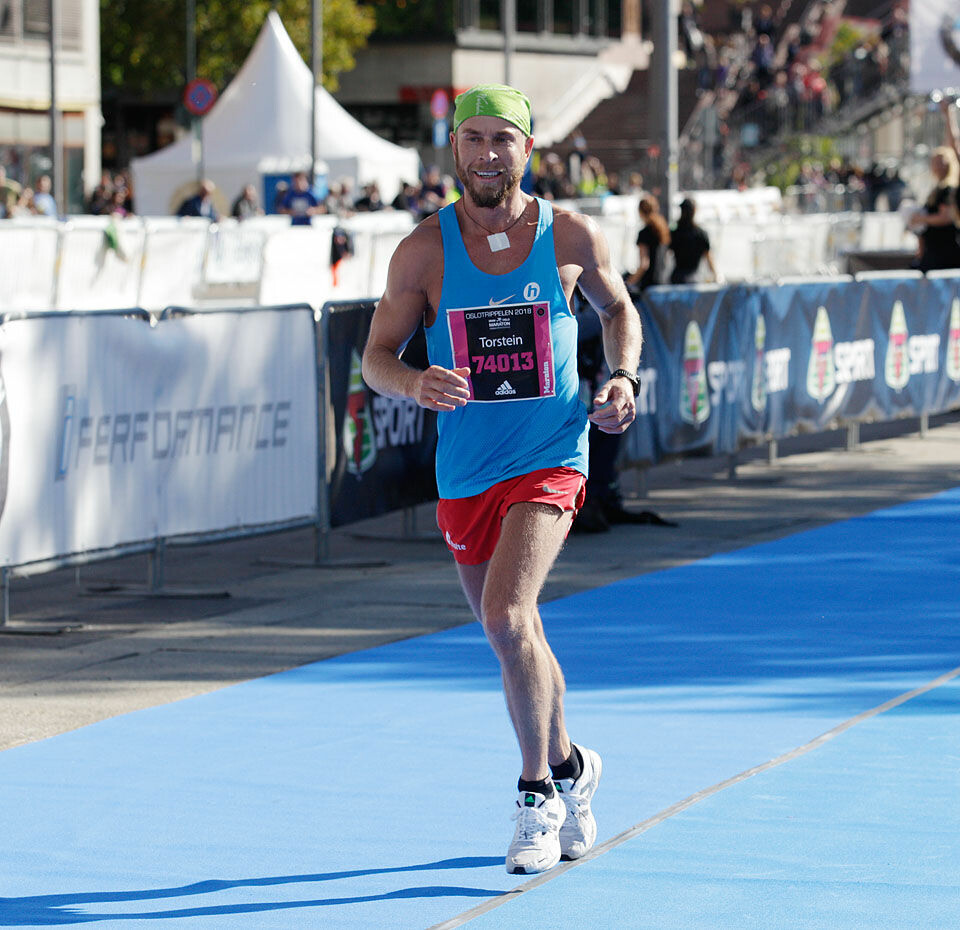 Myhre og Abdulaziz norske mestre på maraton i Oslo maraton_herretreer_maal_F6C4221.jpg