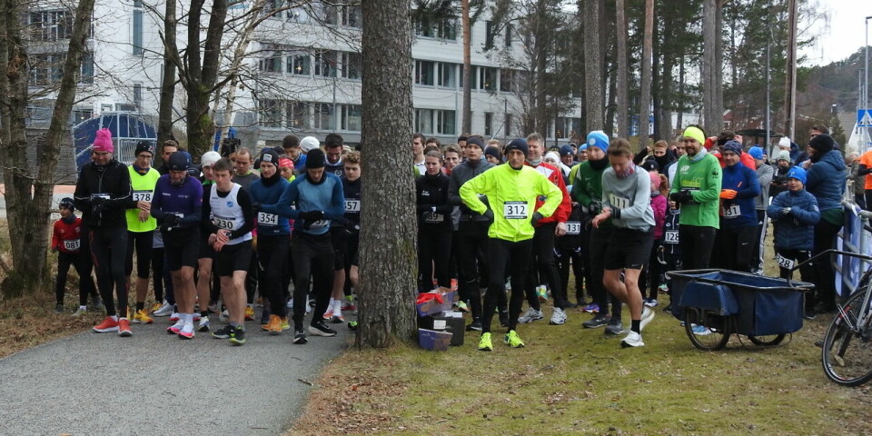 Nesten 150 løpere klare til fellesstarten for både 3 km og 10 km. (Foto: Ivar Gogstad) Nesten 150 løpere klare til fellesstarten for både 3 km og 10 km. (Foto: Ivar Gogstad)