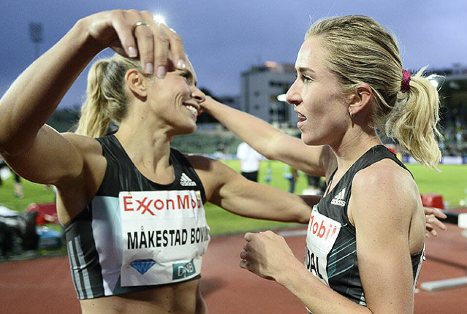 Ingvill Måkestad Bovim gratulerer Karoline Bjerkeli Grøvdal med den norske rekorden på 1 engelsk mile. (Foto: Bjørn Johannessen) Ingvill Måkestad Bovim gratulerer Karoline Bjerkeli Grøvdal med den norske rekorden på 1 engelsk mile. (Foto: Bjørn Johannessen)