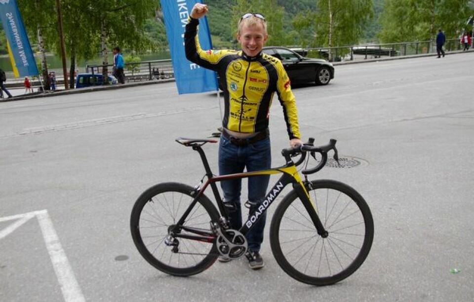 Øyvind Heiberg Sundby stod kanskje for den sterkeste prestasjonen i Geiranger. Vanligvis ser vi Øyvind på motbakkeløp, men på lørdag hadde han byttet ut løpesko med sykkel. Øyvind vant Nibberittet på tiden 1.03.16. Foto: Helge Fuglseth Øyvind Heiberg Sundby stod kanskje for den sterkeste prestasjonen i Geiranger. Vanligvis ser vi Øyvind på motbakkeløp, men på lørdag hadde han byttet ut løpesko med sykkel. Øyvind vant Nibberittet på tiden 1.03.16. Foto: Helge Fuglseth