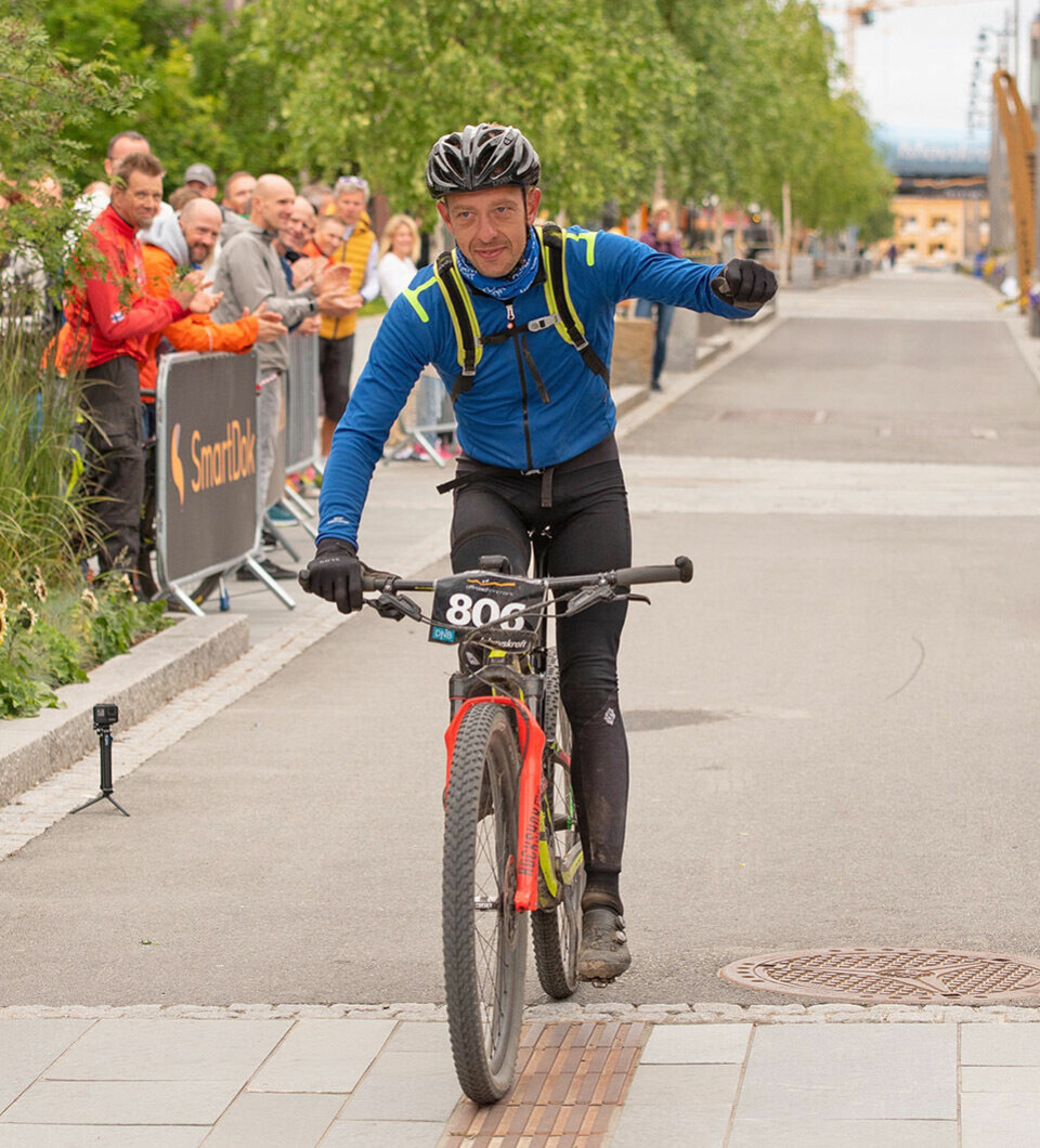 Martin Støvern ble tidenes første vinner av Offroad Finnmark 700 km solo ORF_Martin_Stoevern_maallpassering_foto_morten_broks.jpg