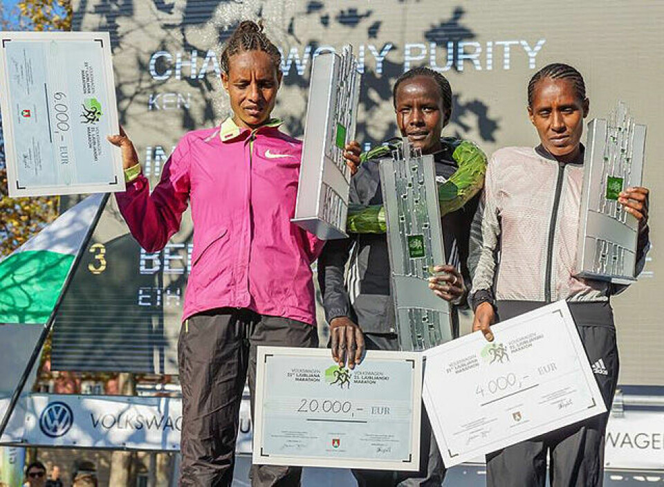Sterke vinnertider og 18 norske deltakere i Ljubljana Marathon Damevinnere_2016_med_premiesjekker640.jpg