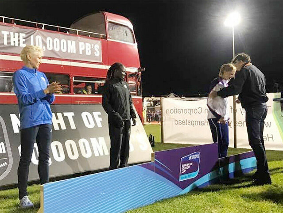 Stor stemning da Ringer og Salpeter vant E-cupen på 10 000 m E-cup_Kvinnepallen.jpg