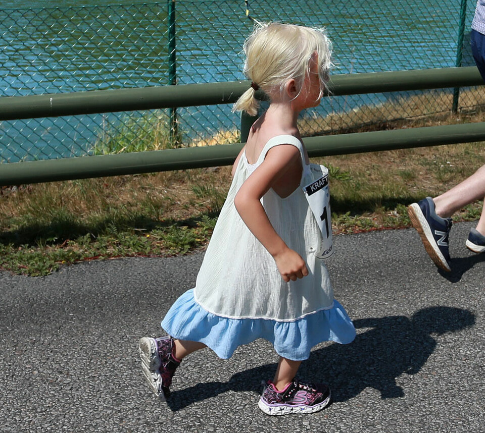 Heidi Pharo nr. 2 i Kraftprovet - Mørk-seire i ungdomsklassene Knatt_lita_jente_kjole_og_fine_sko_AZ3T6631.jpg