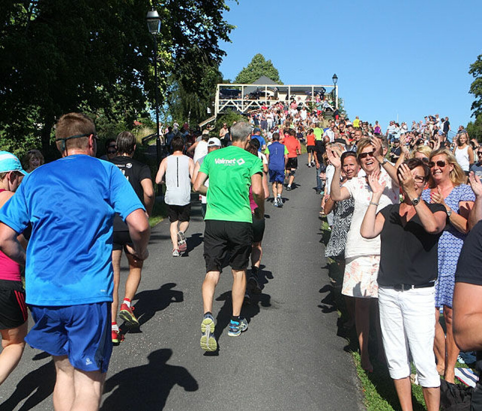 Slussracet: Det 480 meter lange Løpet i løpet ender på toppen av denne bakken ved Slusekafeen. Her blir det fin publikumsstøtte mot mål, men man kan ikke gi alt, for det er fortsatt 3 km til mål, som også må gjennomføres om man skal få registrert tid i Slussracet. Slussracet: Det 480 meter lange Løpet i løpet ender på toppen av denne bakken ved Slusekafeen. Her blir det fin publikumsstøtte mot mål, men man kan ikke gi alt, for det er fortsatt 3 km til mål, som også må gjennomføres om man skal få registrert tid i Slussracet.