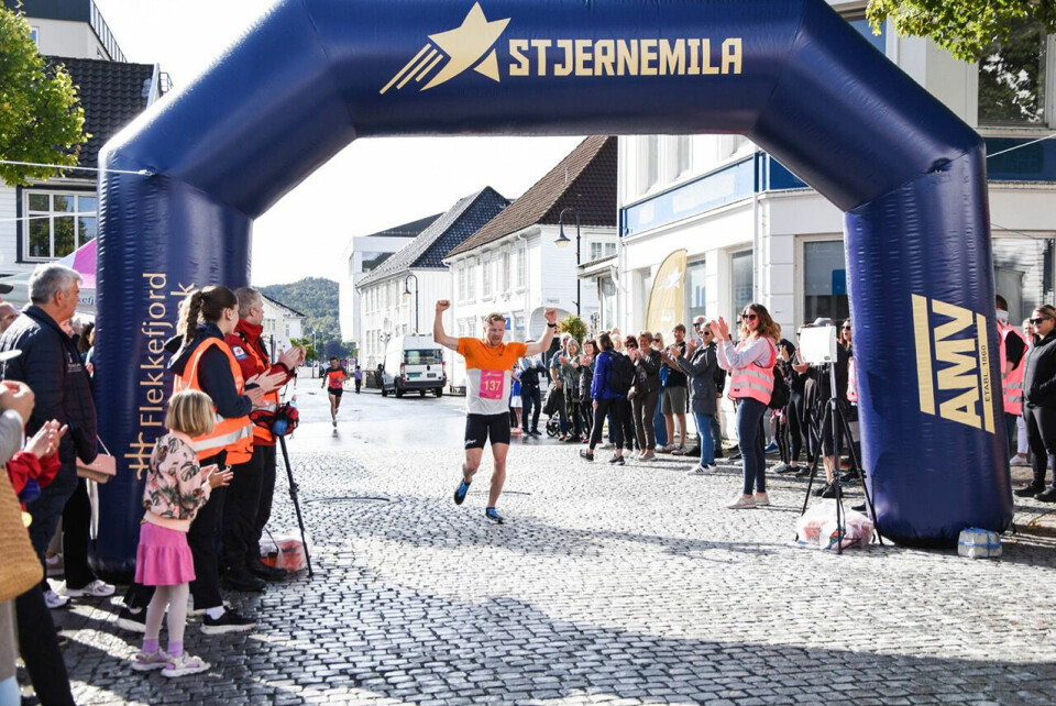 Joar Thele løper først over målstreken. (Foto: Arrangøren) Joar Thele løper først over målstreken (Foto: Arrangøren)