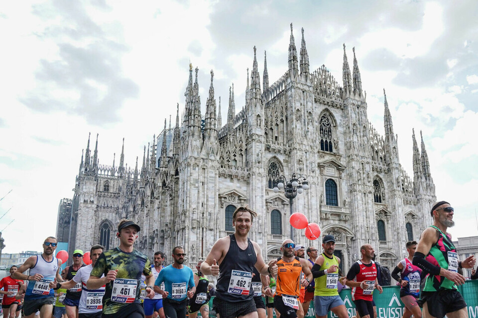 Løypa i Milano Marathon byr på flere severdigheter, og her passeres katedralen Duomo di Milano som ble påbegynt helt tilbake i 1386. (Foto: arrangøren) Løypa i Milano Marathon byr på flere severdigheter, og her passeres katedralen Duomo di Milano som ble påbegynt helt tilbake i 1386. (Foto: arrangøren)