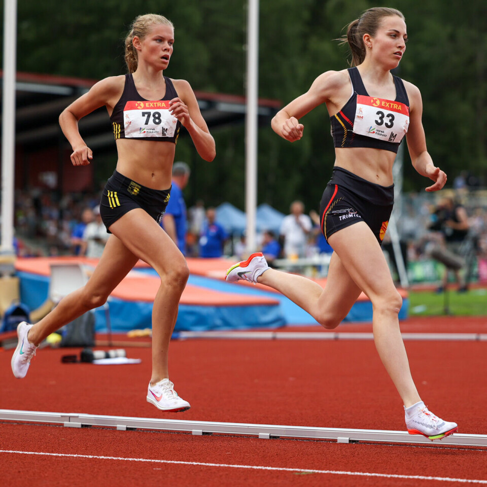 Ingeborg Østgård best i spurten igjen - vant 1500 m i NM ks 1500m Østaarg og Holsveen.jpg