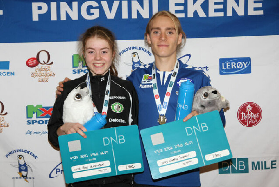 Vilde Våge Henriksen og Jens Larsen Åstveit med favnen full etter seieren på 1500 m Vilde Våge Henriksen og Jens Larsen Åstveit med favnen full etter seieren på 1500 m