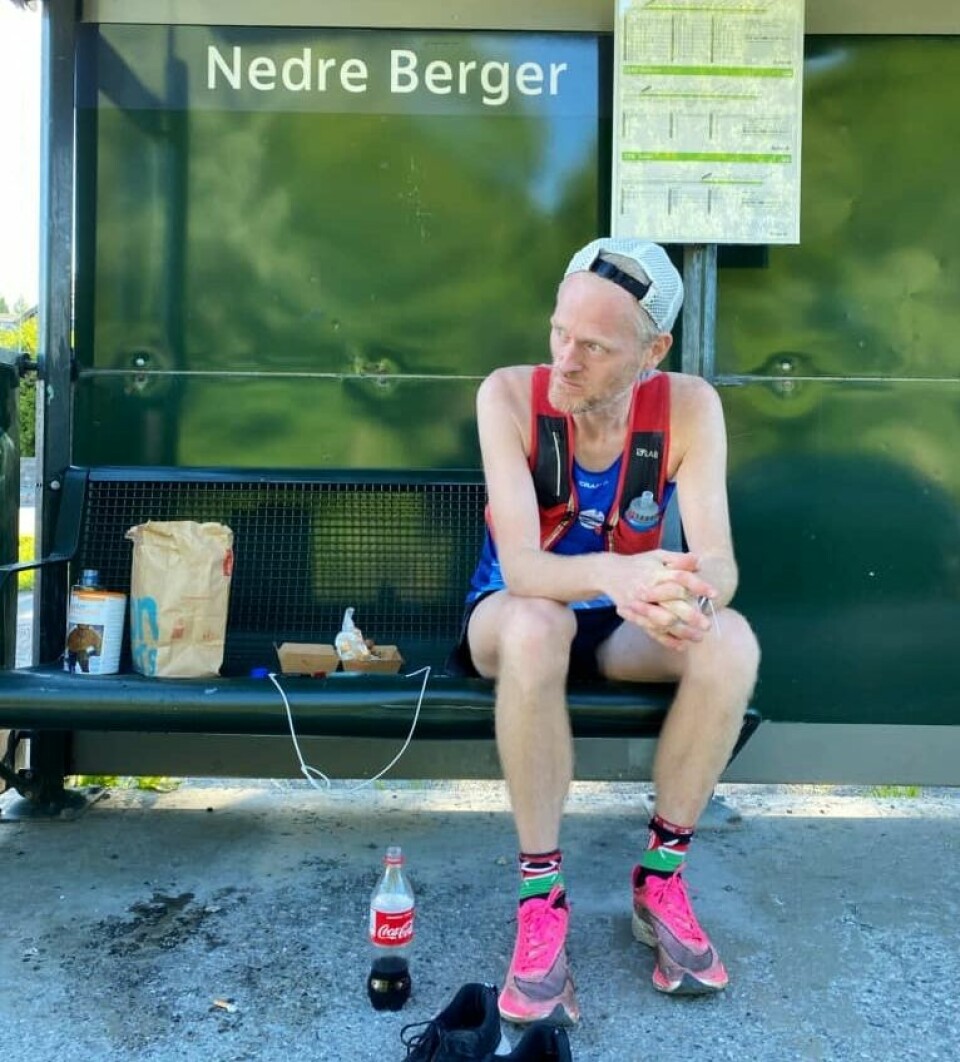 53 av 64 løpere fullførte Oslofjorden Rundt, Simen Holvik og Mari Mauland vant 100 miles Simen_hviler_ut_ikke_helt_i_slag.jpg