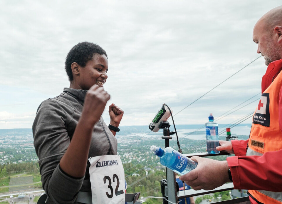 Malin Hoelsveen og Eivind Lia klart raskest opp trappa i Holmenkollen Aster-Ikran-Alemayhu-foto-Avisa-Oslo.jpg