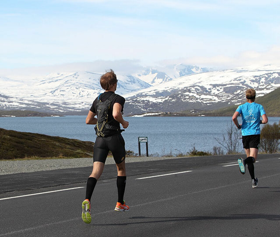 Fjellmaraton fra start til mål med 98 solskinnsbilder! Bakfra_vannet_og_fjellet_A20G4273.jpg