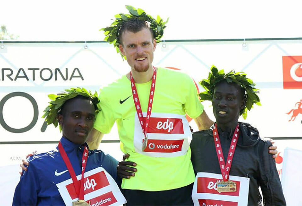 Jake Robertson fra New Zealand (midten) vant foran kenyanerne Jamaes Wangari Mwangi (til venstre) og Edwin Kibet Koech. (Foto: Arrangøren) Jake Robertson fra New Zealand (midten) vant foran kenyanerne Jamaes Wangari Mwangi (til venstre) og Edwin Kibet Koech. (Foto: Arrangøren)