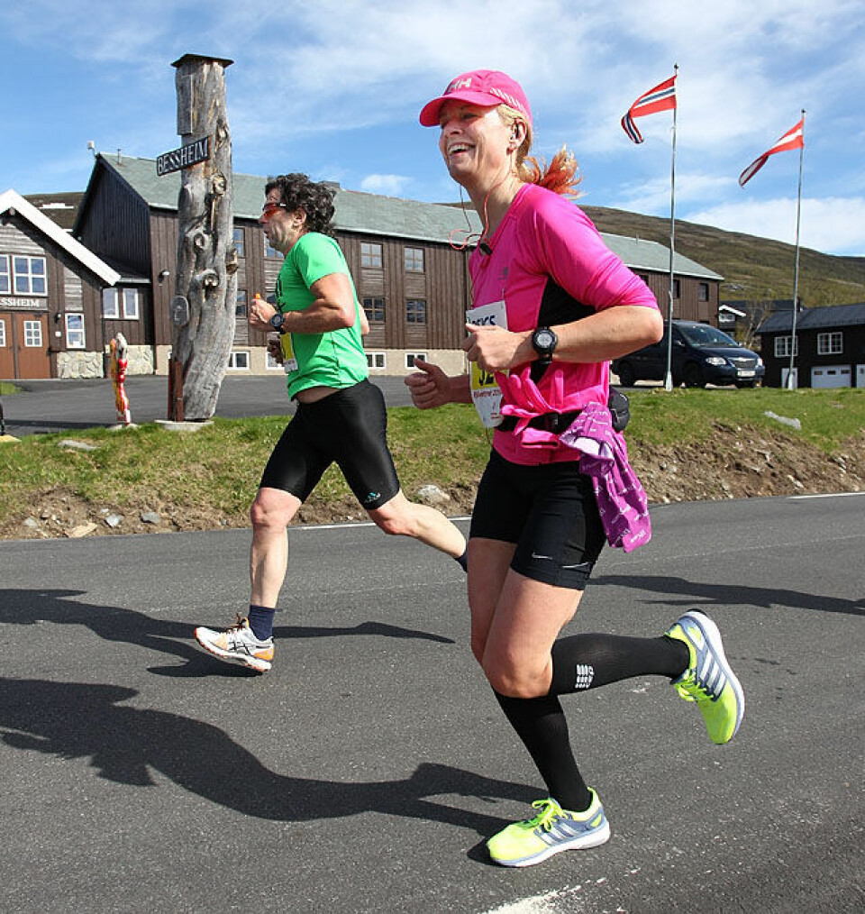 Fjellmaraton fra start til mål med 98 solskinnsbilder! Dagfinn_Saether_Marit_Toerstad_Bessheim_A20G4687.jpg