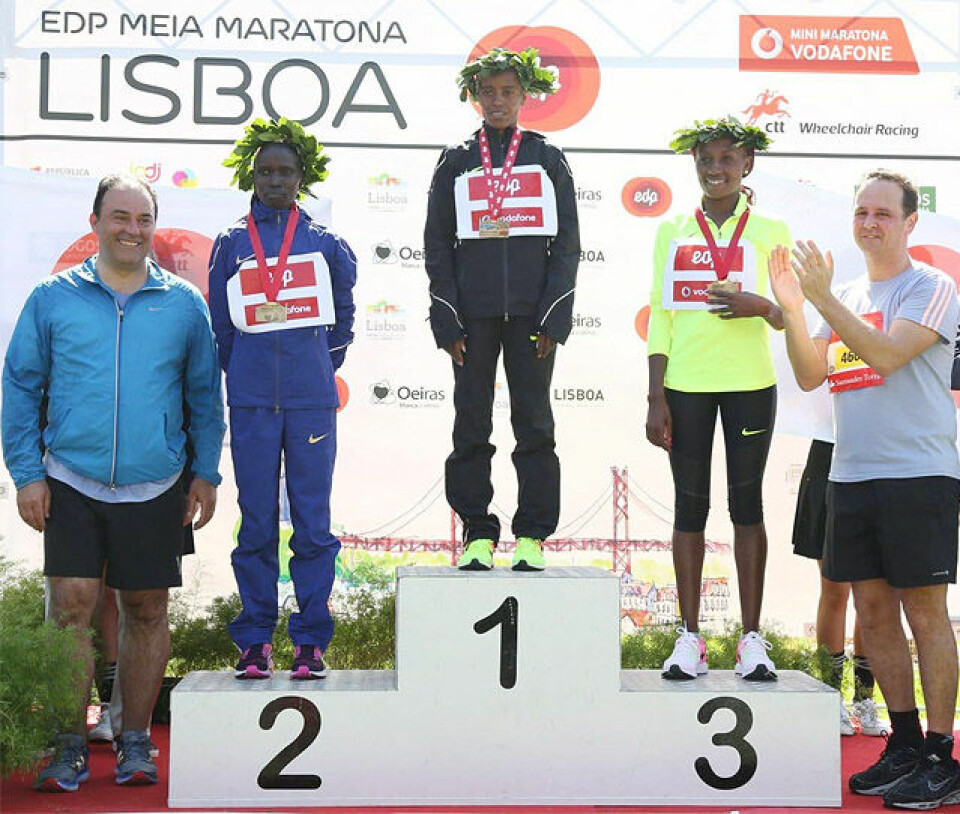 Ti norske med da Jake Robertson vant Lisboa Halvmaraton på 1.00.01 Lisboa_Halvmaraton_kvinnepallen.jpg