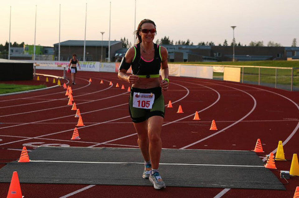 Hilde Johansen vinner den første innlagte maratonkonkurransen på Jessheim 6-dagers. Foto: Bjørn Hytjanstorp Hilde Johansen vinner den første innlagte maratonkonkurransen på Jessheim 6-dagers. Foto: Bjørn Hytjanstorp