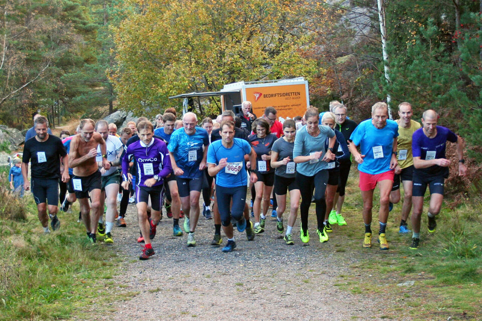 Starten går for løperne i den korte løypen. (Foto: Sverre Larsen) Starten går for løperne i den korte løypen. (Foto: Sverre Larsen)