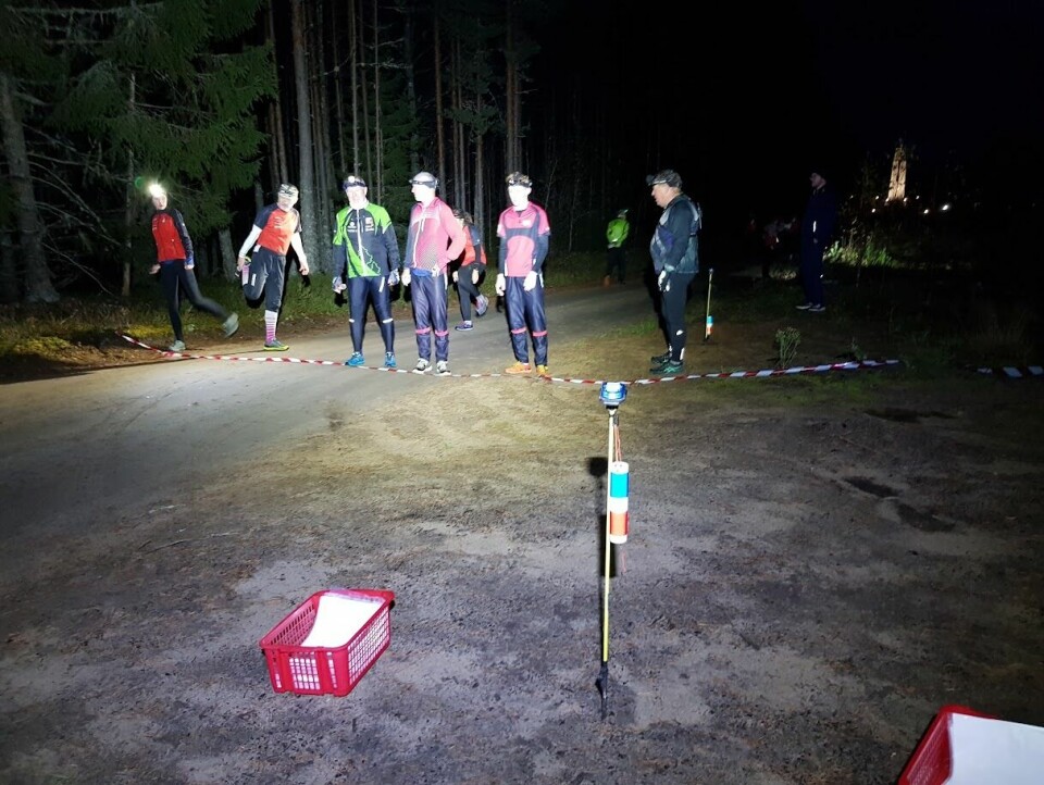 Startklare løpere helt på grensen ved Morokulien. (Foto: Stein Arne Negård) Startklare løpere helt på grensen ved Morokulien. (Foto: Stein Arne Negård)