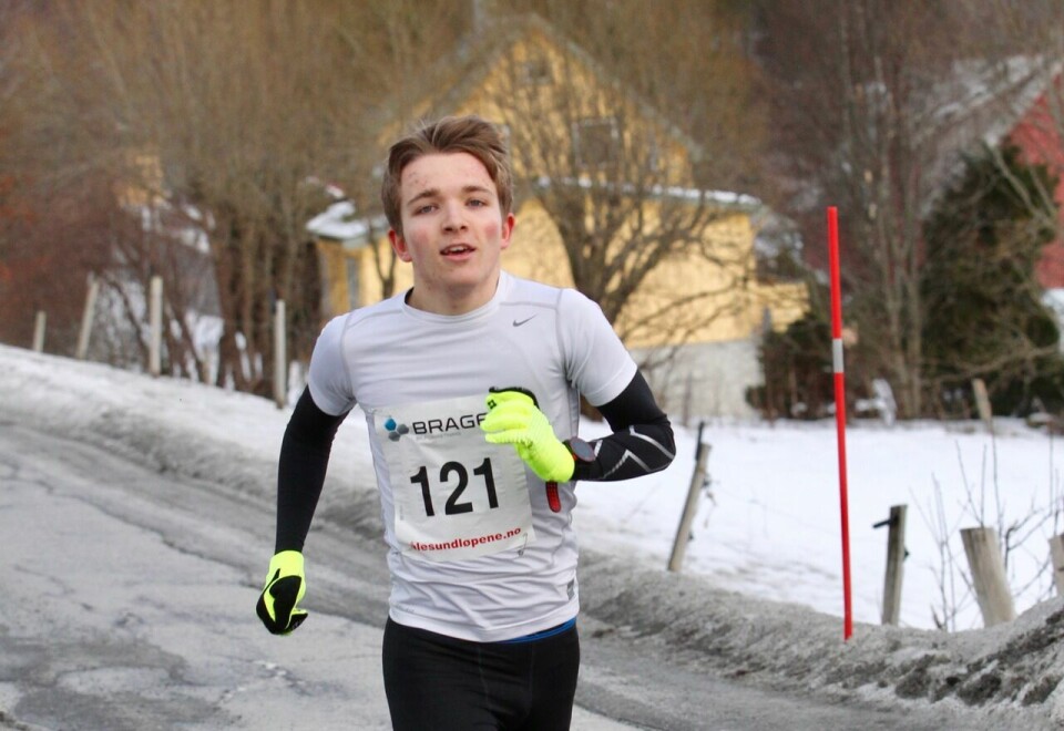 Ludvik Markussen Ytterdal på veg inn til suveren seier i Ålesund Vinterkarusell på 5 km. Han var nesten 2 minutt foran nummer to. Foto: Kjell Vigestad Ludvik Markussen Ytterdal på veg inn til suveren seier i Ålesund Vinterkarusell på 5 km. Han var nesten 2 minutt foran nummer to. Foto: Kjell Vigestad
