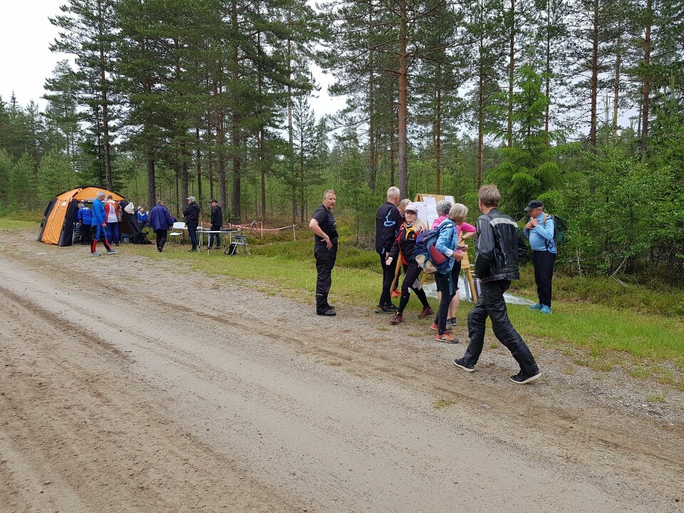 Trivelig i Mosjømarka i Løten på ukas bedrifts-orienteringsløp K¢ ved opslagstavla og ved betalings teltet.jpg