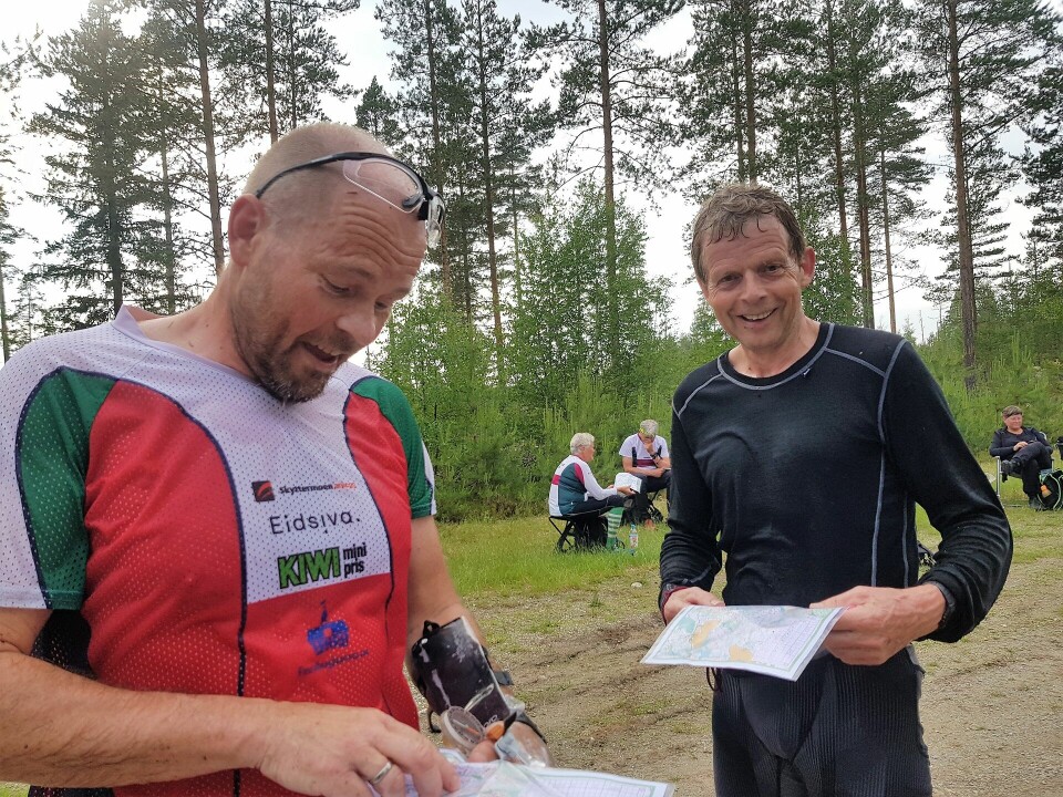 Trivelig i Mosjømarka i Løten på ukas bedrifts-orienteringsløp Pål Stenberg og Bj¢rn Solbergseter dikuterer kvelden l¢ype.jpg