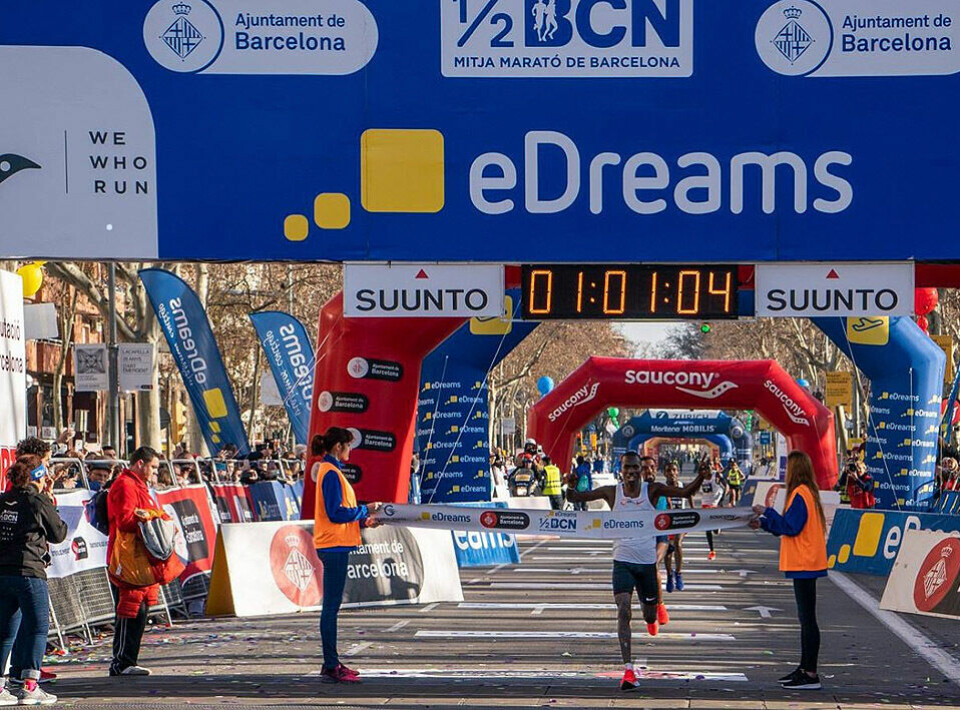 Mange sterke tider da 100 norske fullførte Barcelona Halvmaraton Maalgang_vinner_menn_960.jpg