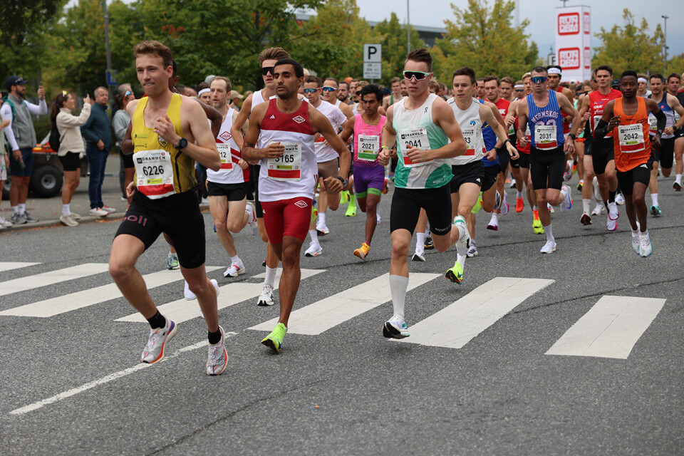 Starten har gått for Drammen halvmaraton, og de raskeste legger avgårde. (Foto: Tom-Arild Hansen) Starten har gått for Drammen halvmaraton, og de raskeste legger avgårde. (Foto: Tom-Arild Hansen)
