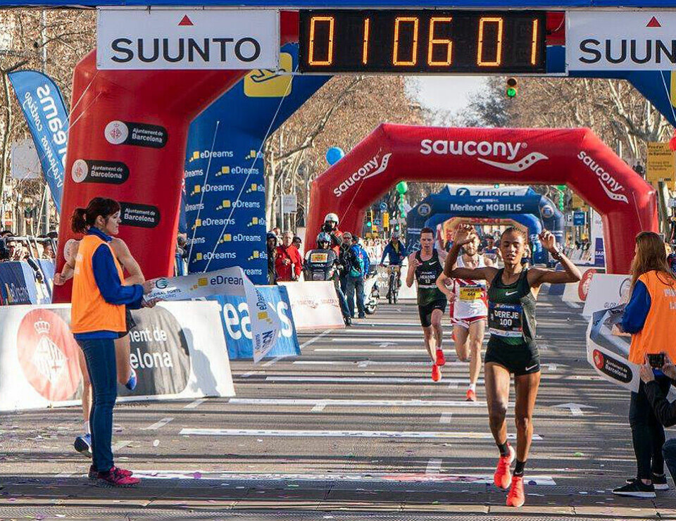 Mange sterke tider da 100 norske fullførte Barcelona Halvmaraton Maalgang_vinner_damer_960.jpg