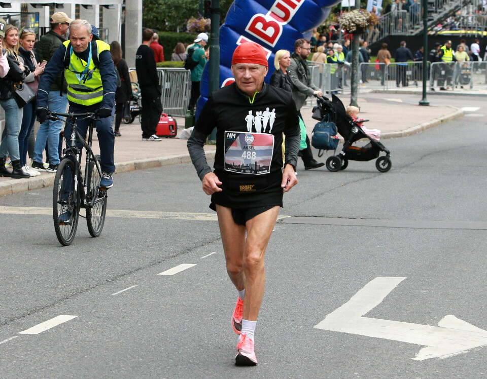 Mange aldersklassevinnere på halvmaraton i Oslo Aksel_Loevenholm_80-84aar_AZ3T7197.jpg
