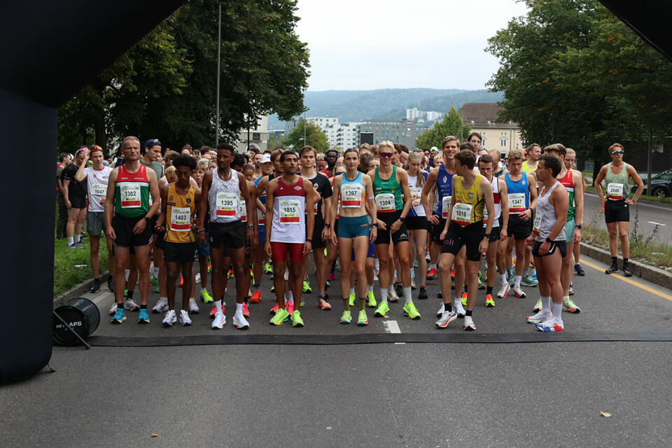 Senay Fissehatsion vant både 5 km og halvmaraton i Drammen foer-start.jpg