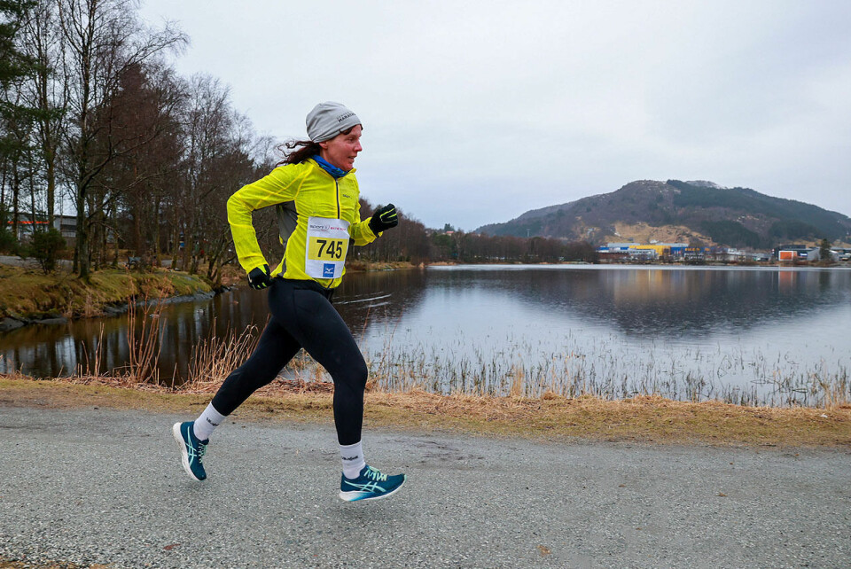 Grethe Jørgensen runder Liavatnet på sitt løp mot seier på 10 km. (Alle foto: Arne Dag Myking) Grethe Jørgensen løper langs Liavatnet