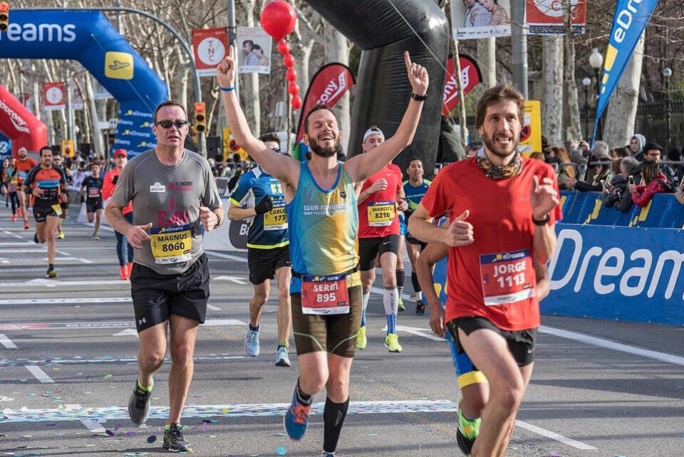 Mange sterke tider da 100 norske fullførte Barcelona Halvmaraton Mosjonister_i_maal_960.jpg