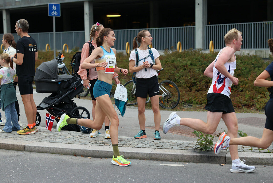 Senay Fissehatsion vant både 5 km og halvmaraton i Drammen sigrid-underveis.jpg