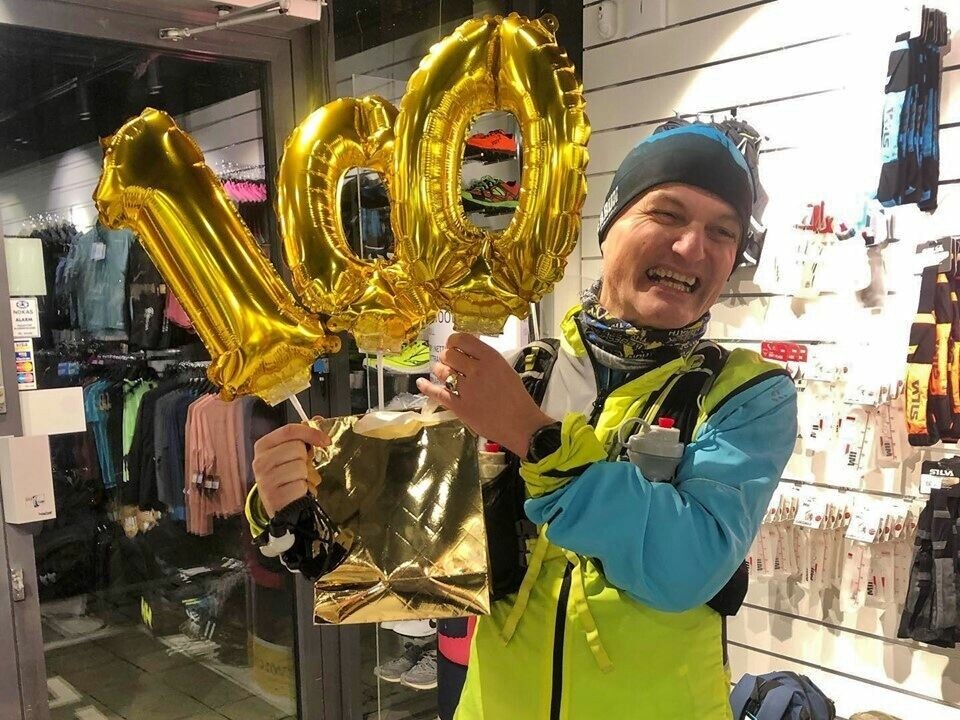 Ragnar Nygård ble hyllet av gode løpsvenner etter å ha fullført sitt ultraløp nummer 100, 15 år etter at han begynte å løpe. (Privat foto) Ragnar Nygård ble hyllet av gode løpsvenner etter å ha fullført sitt ultraløp nummer 100, 15 år etter at han begynte å løpe. (Privat foto)
