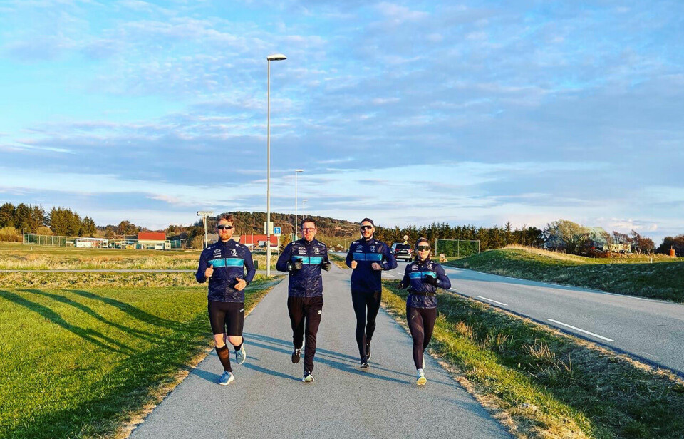 Fire av medlemmene i Grødem Runners, som arrangerer løpet, tester løypa til Randabergfjellet Opp. Randabergfjellet sees i bakgrunnen. (Foto: Alexander Middleton / Grødem Runners) Fire av medlemmene i Grødem Runners, som arrangerer løpet, tester løypa til Randabergfjellet Opp. Randabergfjellet sees i bakgrunnen. (Foto: Alexander Middleton / Grødem Runners)