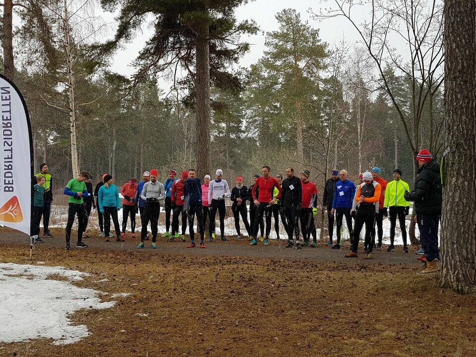 Drøyt 30 på start ved den gamle campingplassen ved Jernbanemuséet onsdag. (Foto: Håkon Amb) Drøyt 30 på start ved den gamle campingplassen ved Jernbanemuséet onsdag. (Foto: Håkon Amb)