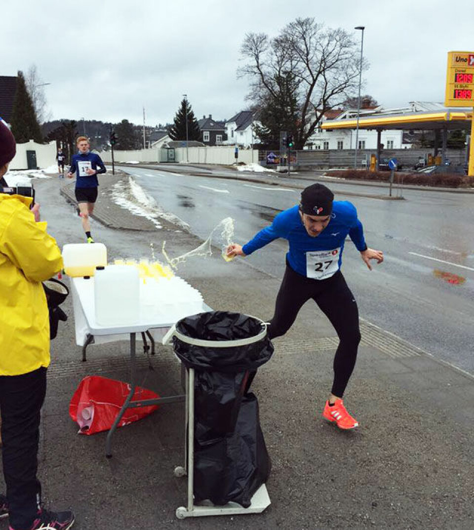 Varmet opp til Boston Marathon med løyperekord i Grenland Halvmaraton vinneren_paa_Drikkestasjon.jpg
