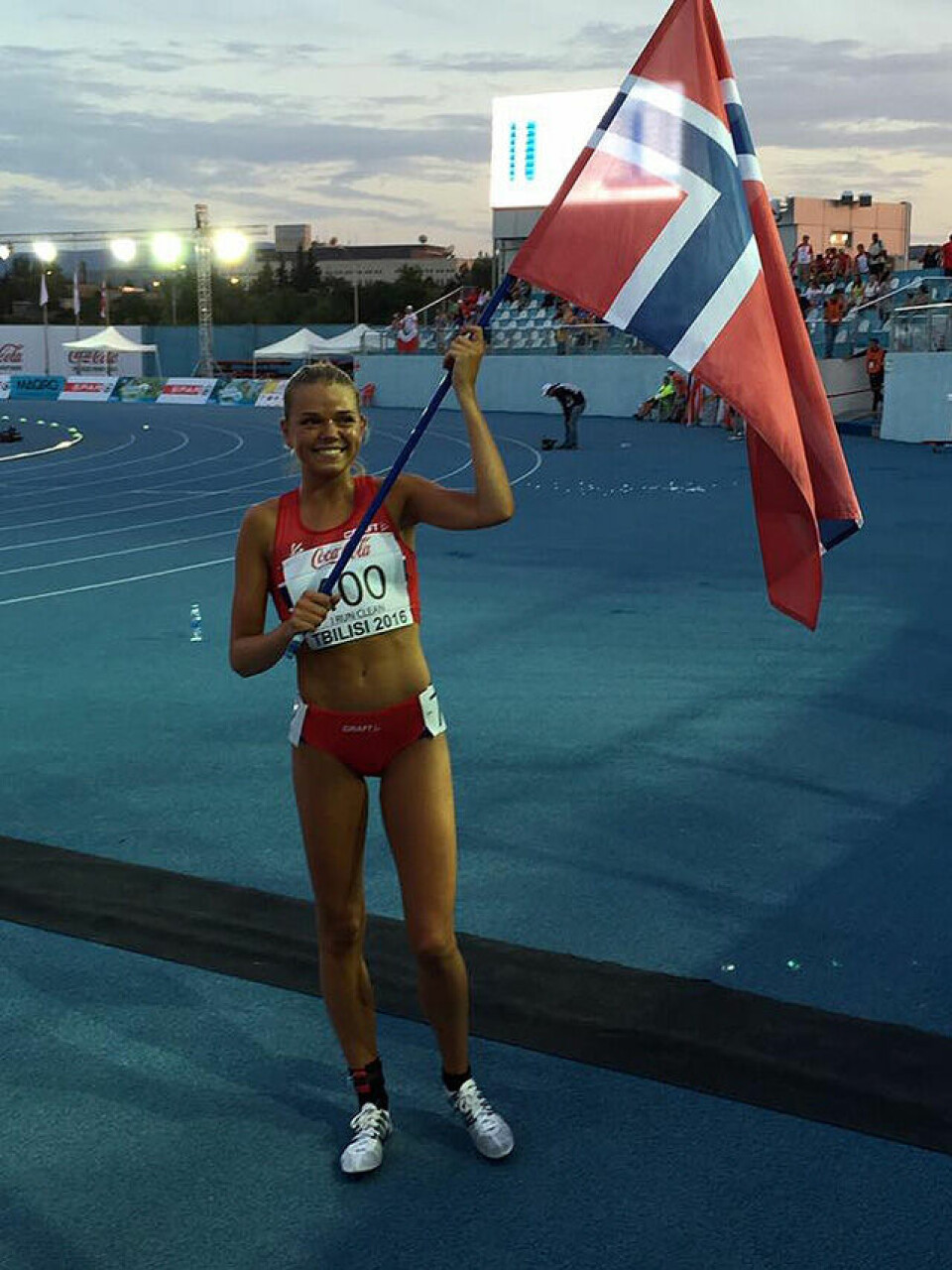 Strålende løping av Wangberg ga sølv på 3000 m i U18-EM Stine_Wangberg_med_norskt_Flagg_640.jpg